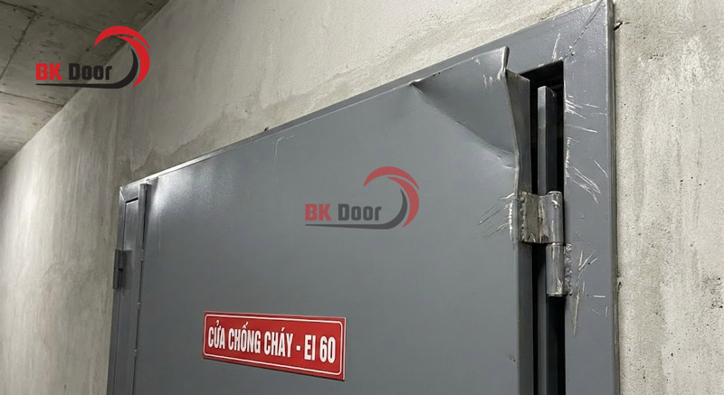 Cửa bị móp méo cong vênh khi đóng mở do cân chỉnh sai