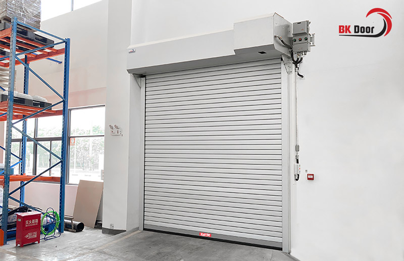 Cửa cuốn chống cháy EI70 của BKDoor được ứng dụng rộng rãi tại nhà xưởng, kho bãi