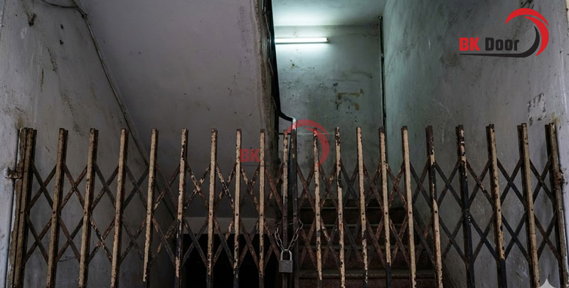 Cửa xếp sắt để làm lối thoát hiểm tại một chung cư cũ