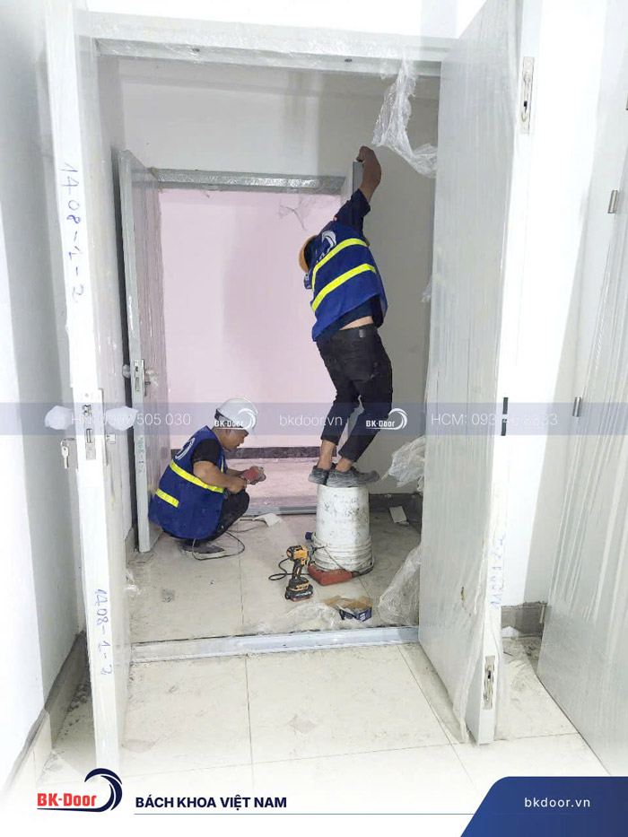 BKDoor đang thi công cửa thoát hiểm 2 cánh tại cầu thang thoát hiểm của một dự án