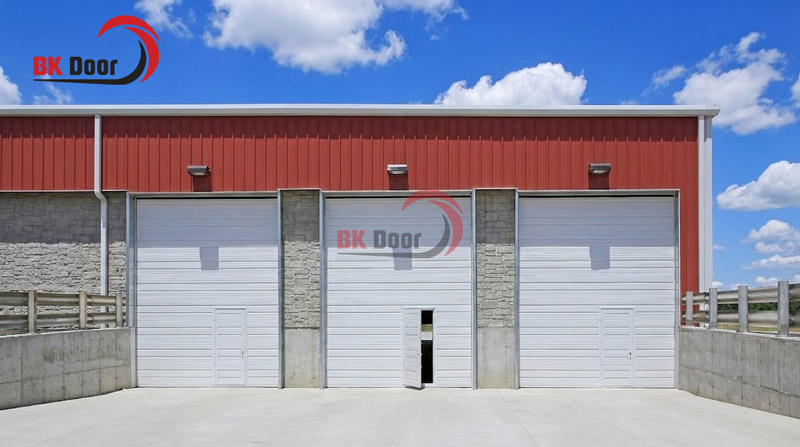 Cửa cuốn chống cháy có cửa thoát hiểm phù hợp với nhà xưởng