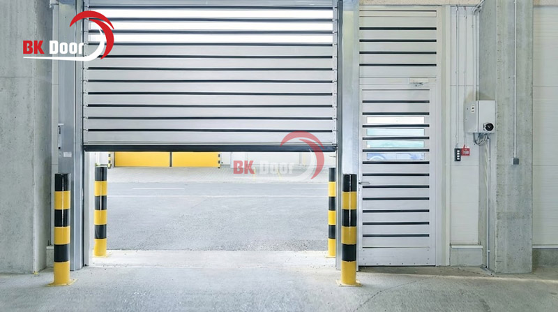 Cửa cuốn chống cháy có cửa thoát hiểm bên hông