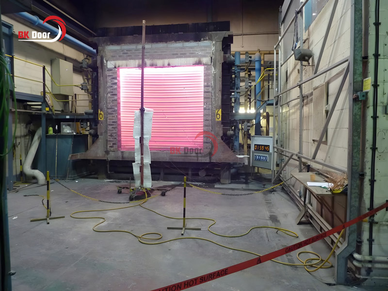 Cửa cuốn chống cháy của BKDoor đảm bảo khả năng PCCC theo tiêu chuẩn và đầy đủ giấy tờ pháp lý, mẫu đốt thử nghiệm