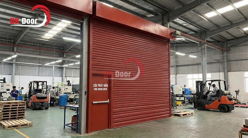 Cửa cuốn có cửa thoát hiểm chống cháy là một nhu cầu rất phù hợp cho nhà ống tại Việt Nam