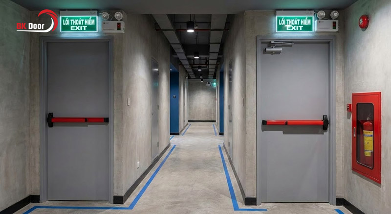 Cửa thép chống cháy 1 cánh có thanh thoát hiểm được lắp đặt tại hệ thống phòng kỹ thuật
