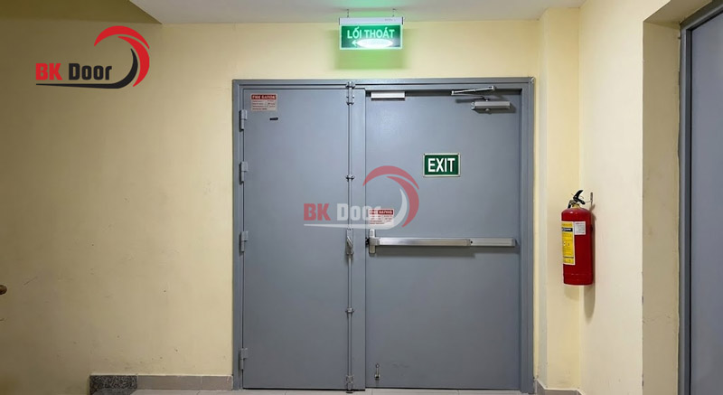 Cửa thép chống cháy 2 cánh lệch gồm 1 cánh lớn và 1 cánh nhỏ