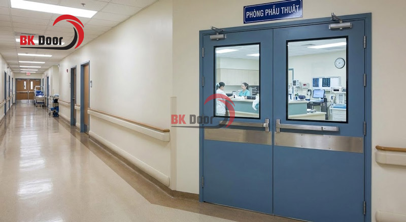Cửa thép chống cháy có ô kính được dùng nhiều tại bệnh viện