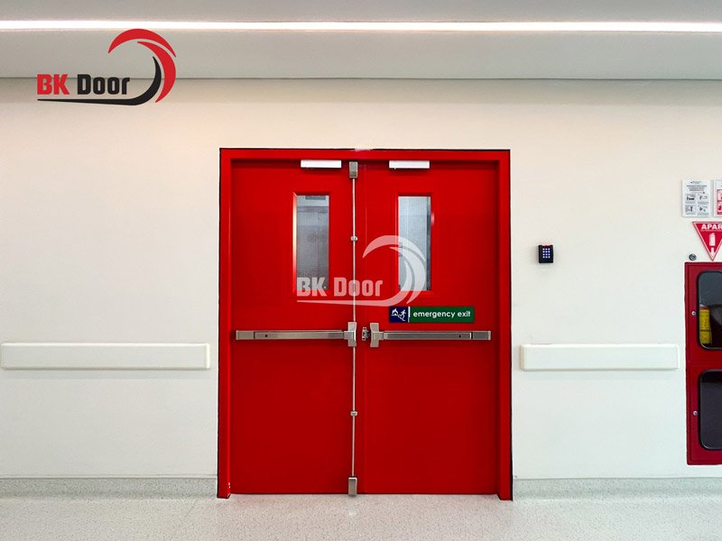 Cửa thoát hiểm 2 cánh bắt buộc sử dụng thanh thoát hiểm và tay co thủy lực