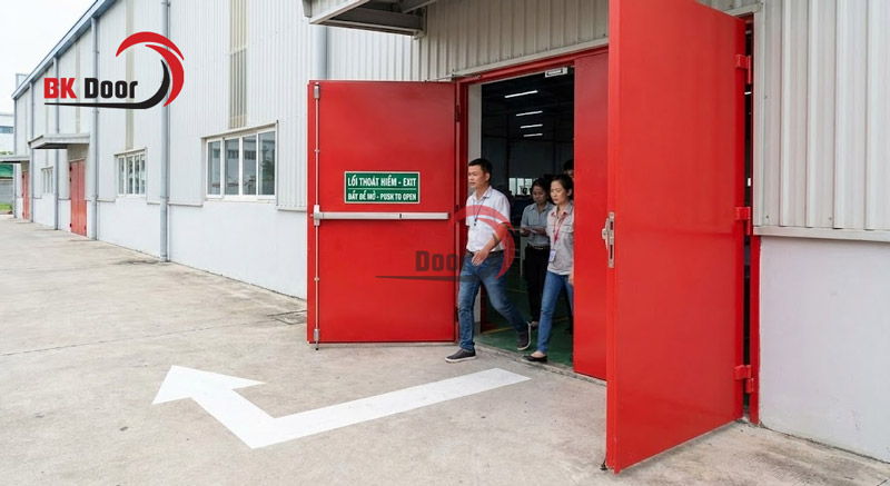 Cửa thoát hiểm chỉ mở theo chiều thoát nạn