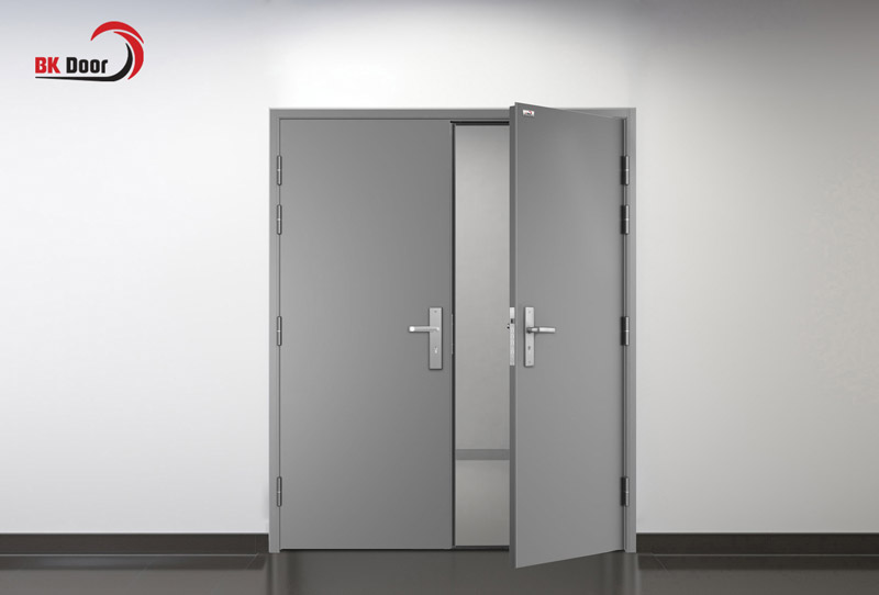 Cửa thoát hiểm nhà xưởng làm vách ngăn giữa các khu vực hoạt động