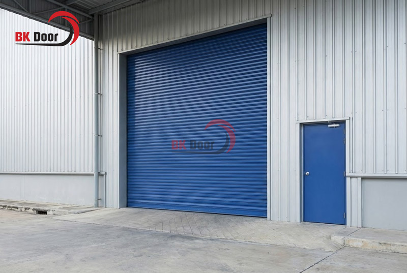 Lắp đặt cửa thoát hiểm ngay cạnh cửa cuốn để dễ dàng tìm lối thoát hiểm