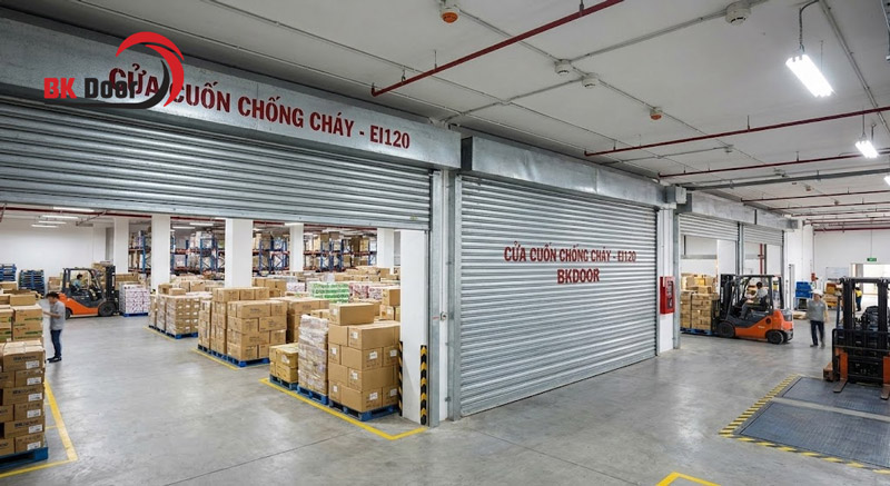Tại các kho hàng lớn dễ cháy nổ, cửa cuốn chống cháy phải đạt tiêu chuẩn từ EI60 trở lên