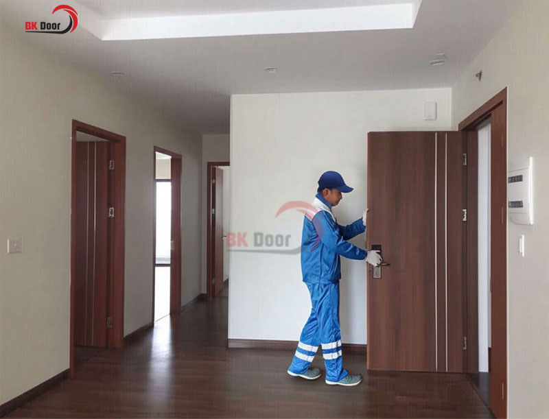 Hoàn thiện phụ kiện cửa cho cửa thép vân gỗ