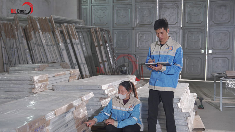 Lựa chọn đơn vị có nhà máy sản xuất cửa thép vân gỗ trực tiếp
