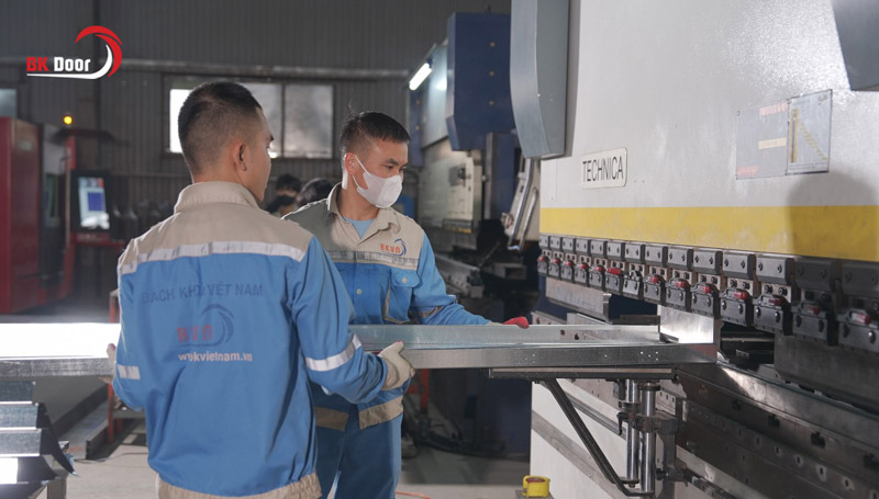 BK Door sản xuất trực tiếp cửa thép vân gỗ không qua trung gian