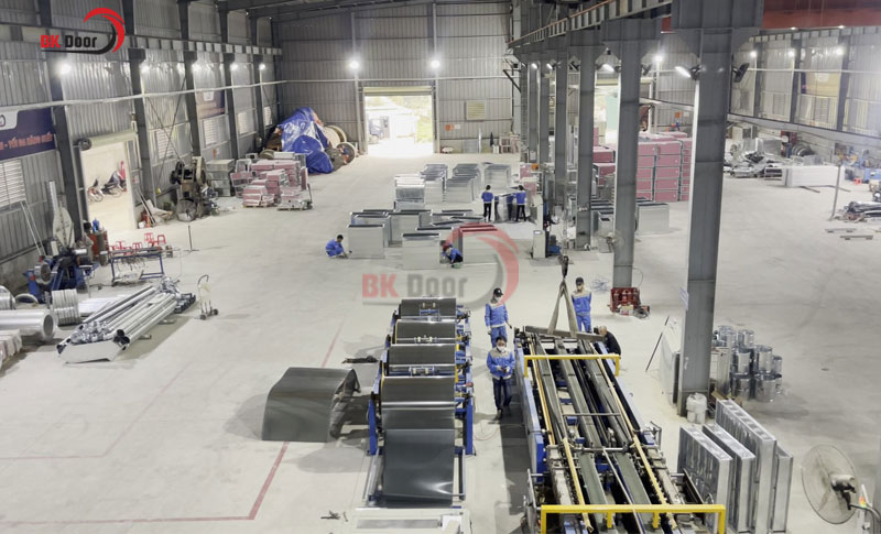 Đội ngũ kỹ thuật viên tại nhà máy BK DOOR