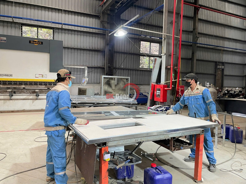 Đội ngũ sản xuất của BK DOOR đang ép lõi chống cháy cho cửa
