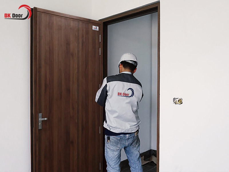 Đội ngũ thợ BK DOOR thi công cửa thép vân gỗ tại Bắc Giang