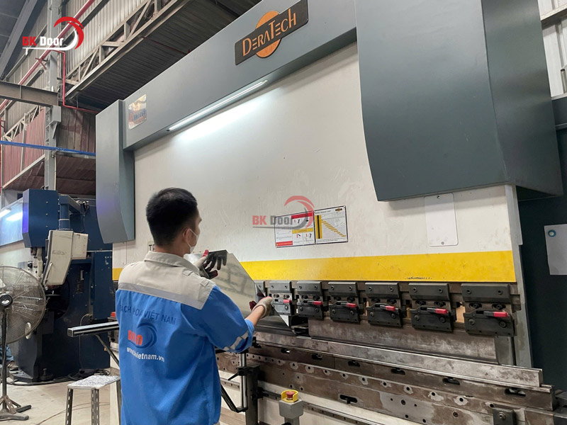Máy chấn CNC tại nhà máy BK DOOR