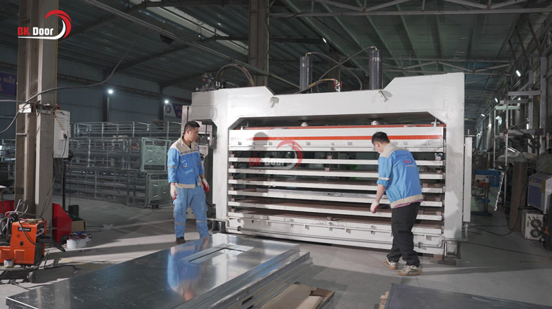 Máy ép keo nhiệt nhiều tầng của BK DOOR đảm bảo cửa có tạo hình cuối cùng chính xác và chống cong vênh