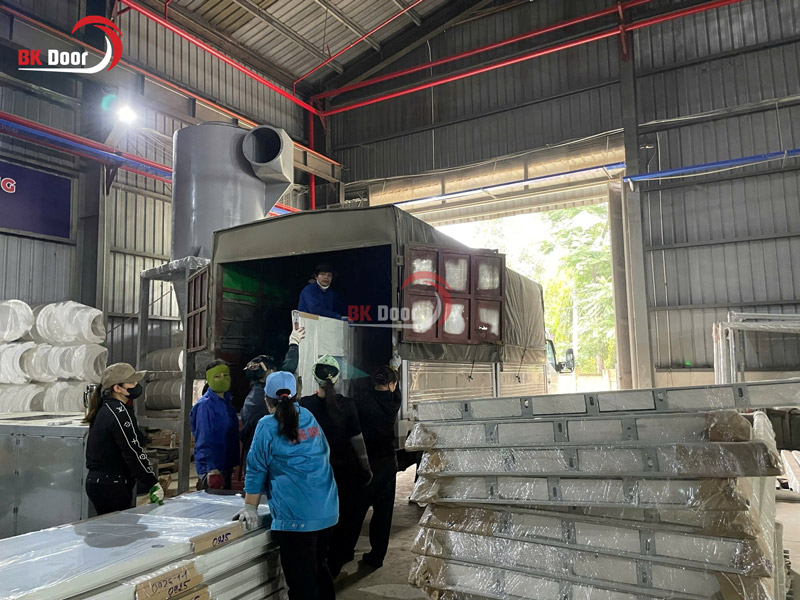 Một chuyến xe phục vụ dự án cửa thép vân gỗ Bắc Giang