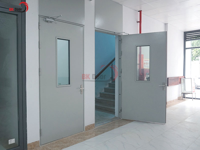 Cửa chống cháy được sản xuất từ thép đảm bảo hạn chế cong vênh trong quá trình sử dụng