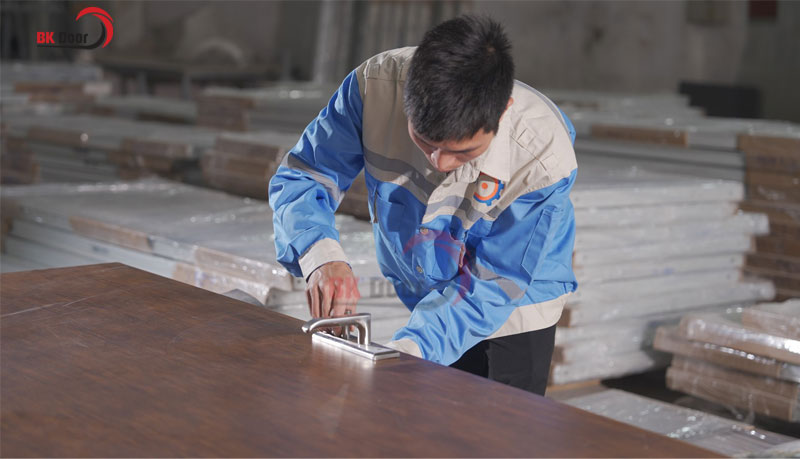Tìm hiểu về quy trình chế xuất cánh cửa thép vân gỗ 