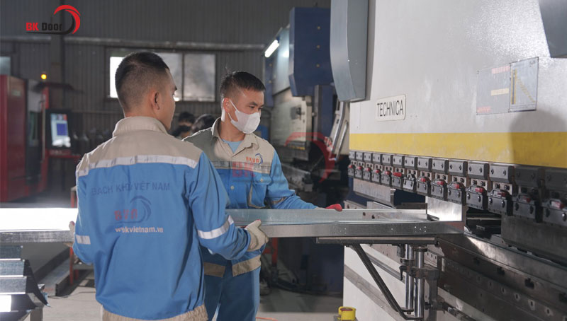 Quy trình làm khung cửa thép vân gỗ đạt chuẩn 