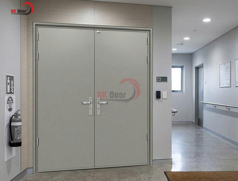 Cửa thép chống cháy 2 cánh đều BKD2-009 chắc chắn, phù hợp khu vực có lưu lượng đi lại lớn.