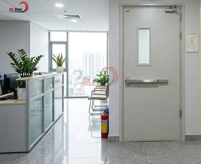 Cửa thép chống cháy 1 cánh ô kính BKD1-007 lắp tại lối đi nội bộ trong tòa nhà